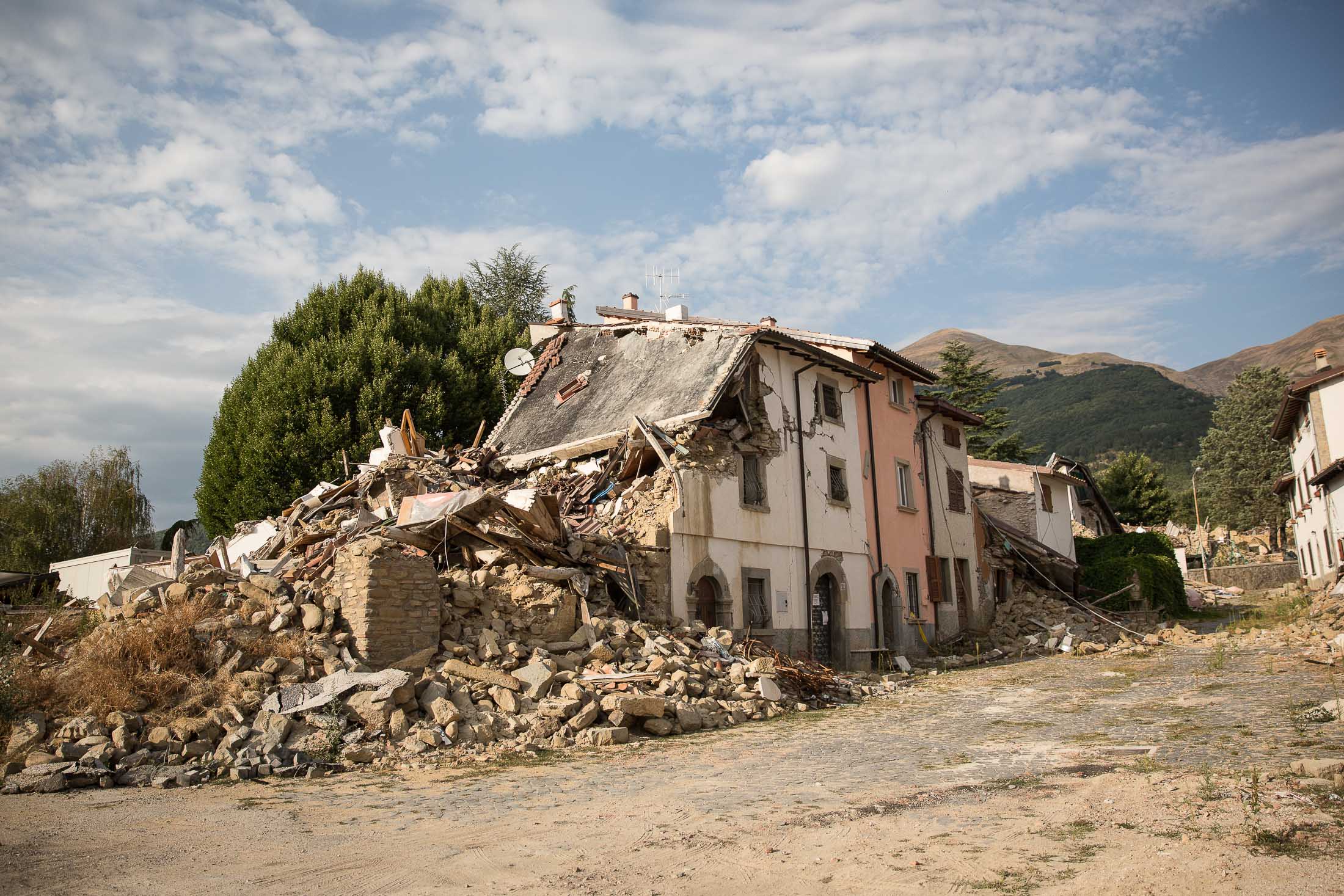 Землетрясение данные. Аматриче землетрясение. Zelzele. Землетрясение в Лацио 1892 года. Горо Аматриче фото.